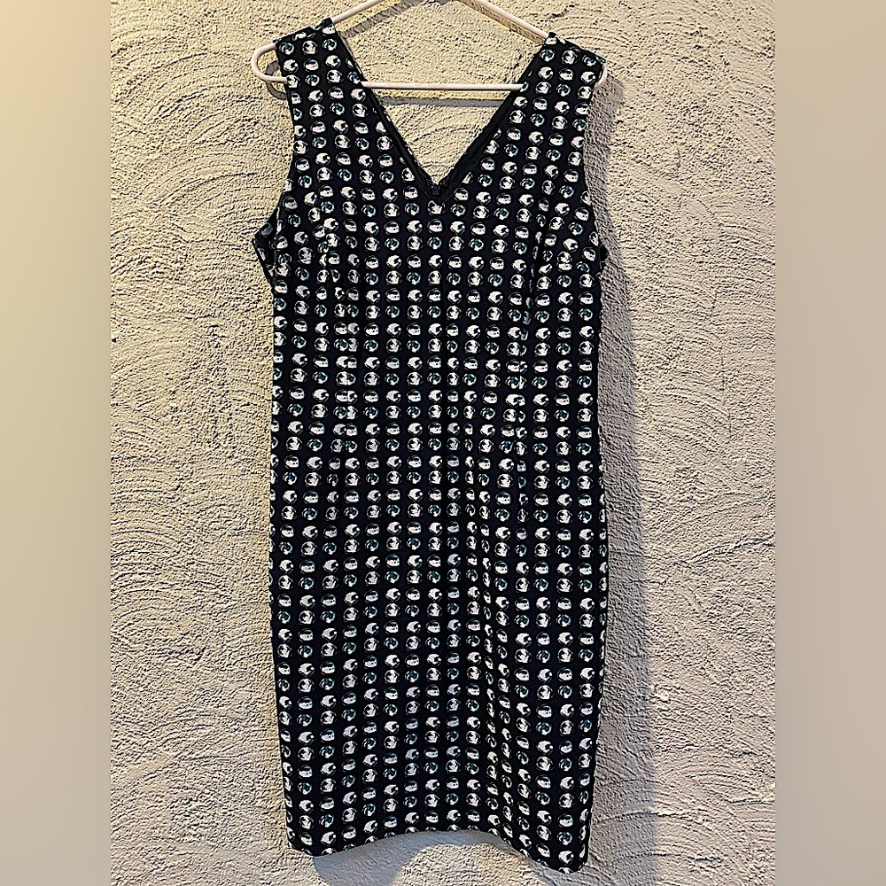Banana Republic size 10 dress. Stretch, v-neck with a beautiful bubble pattern